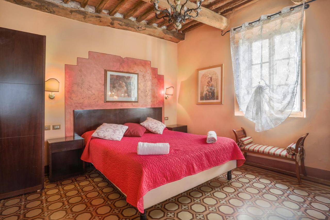 Antica Residenza Santa Chiara -City Center ลุคคา ภายนอก รูปภาพ