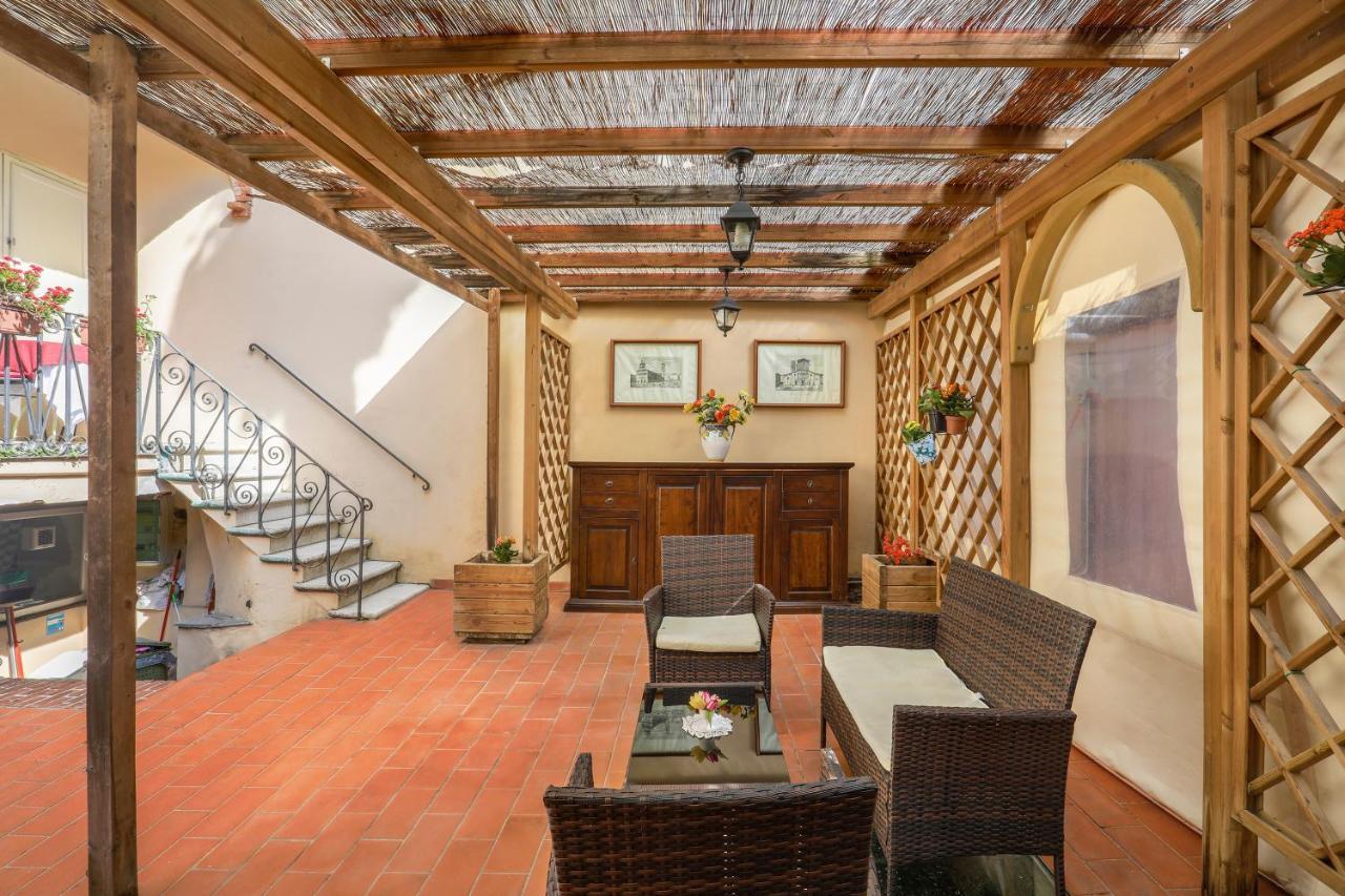 Antica Residenza Santa Chiara -City Center ลุคคา ภายนอก รูปภาพ