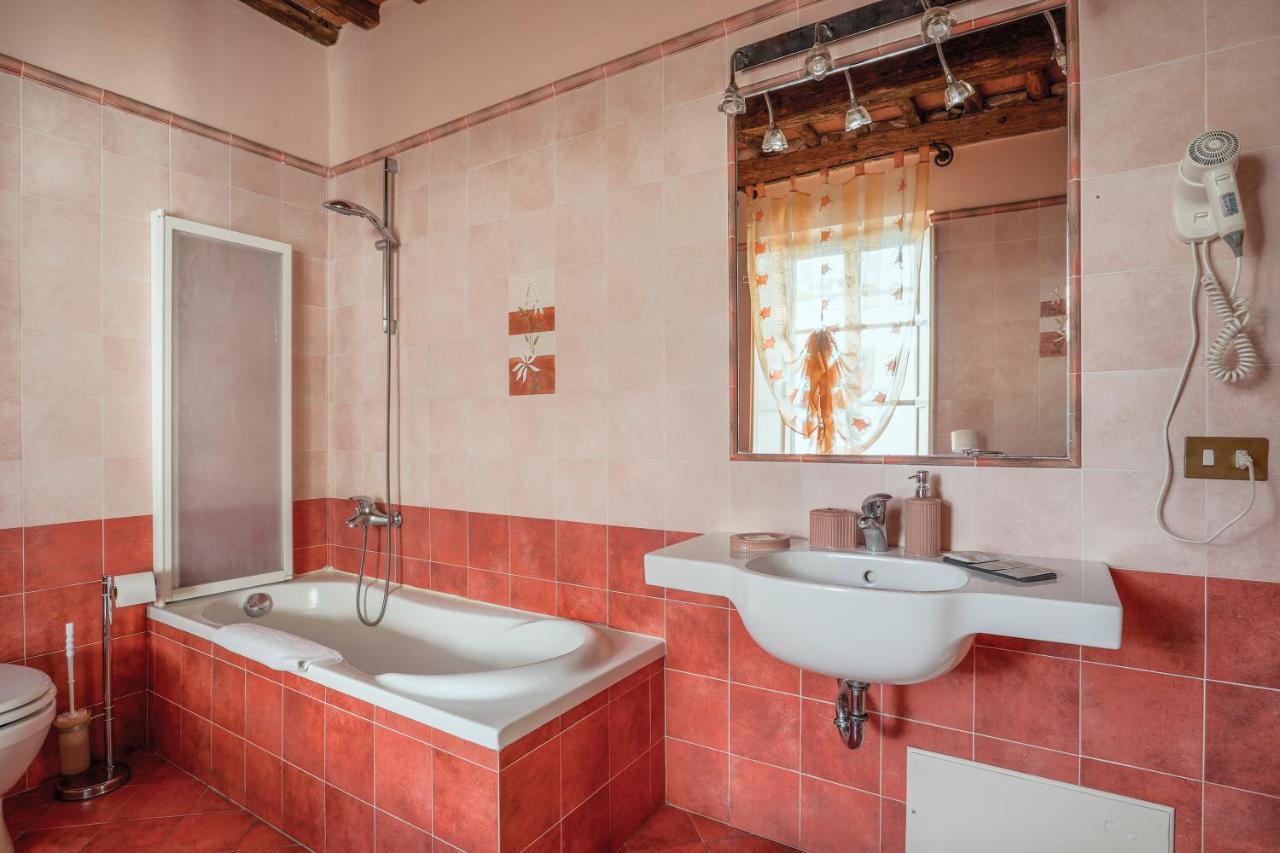 Antica Residenza Santa Chiara -City Center ลุคคา ภายนอก รูปภาพ