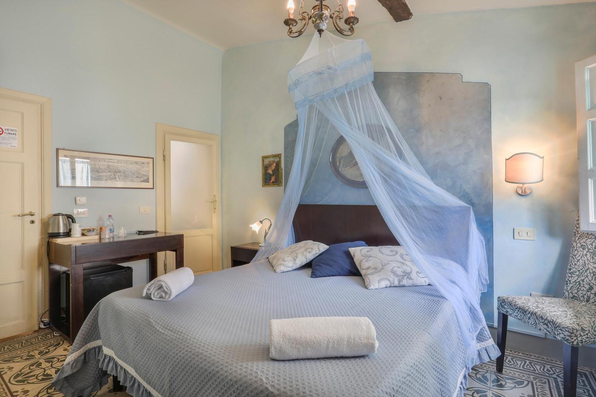 Antica Residenza Santa Chiara -City Center ลุคคา ภายนอก รูปภาพ
