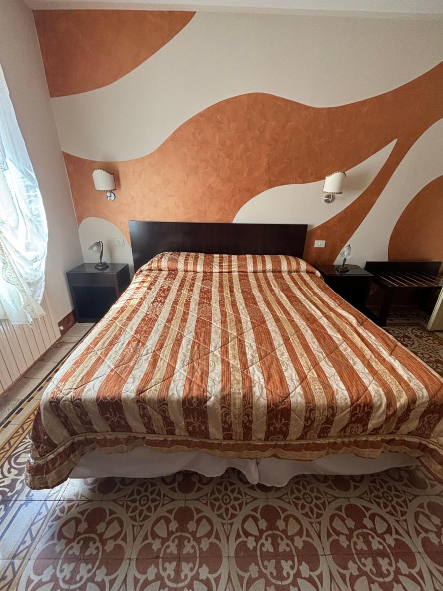 Antica Residenza Santa Chiara -City Center ลุคคา ภายนอก รูปภาพ