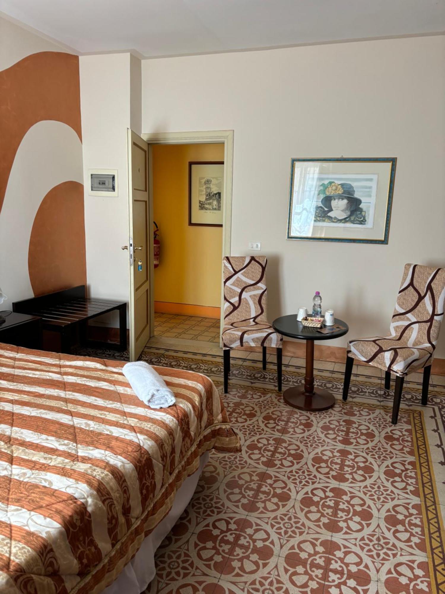 Antica Residenza Santa Chiara -City Center ลุคคา ภายนอก รูปภาพ