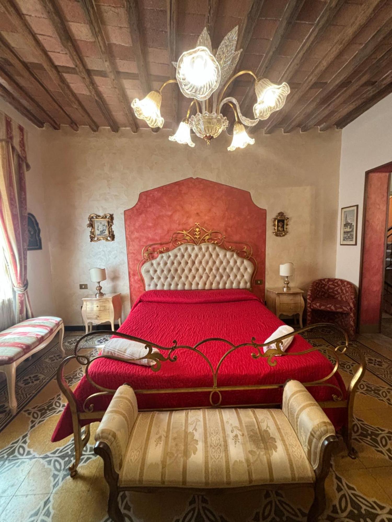 Antica Residenza Santa Chiara -City Center ลุคคา ภายนอก รูปภาพ