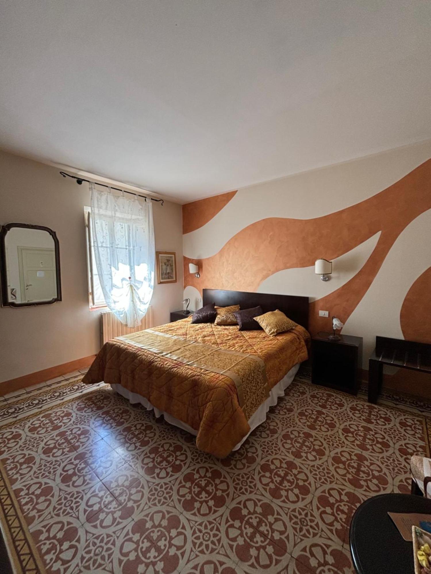 Antica Residenza Santa Chiara -City Center ลุคคา ภายนอก รูปภาพ