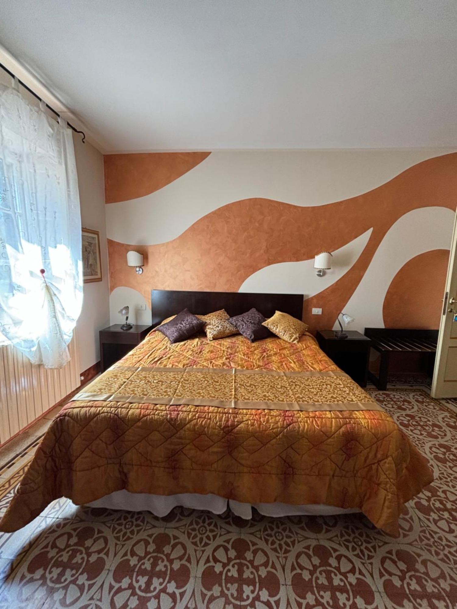 Antica Residenza Santa Chiara -City Center ลุคคา ภายนอก รูปภาพ