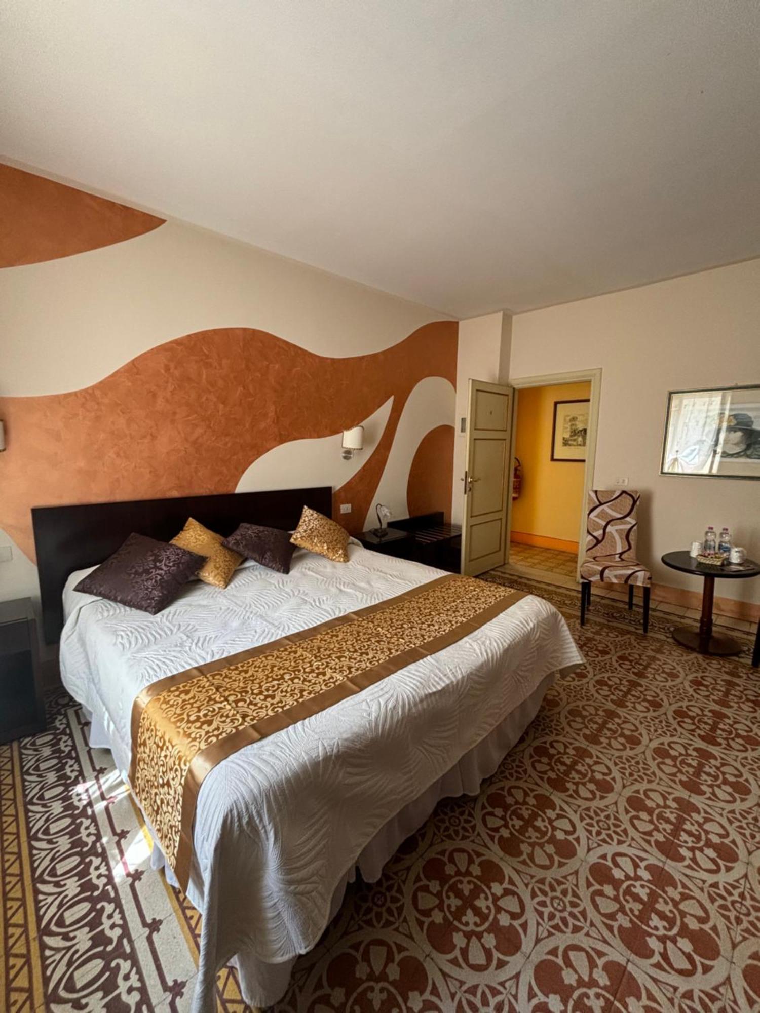 Antica Residenza Santa Chiara -City Center ลุคคา ภายนอก รูปภาพ