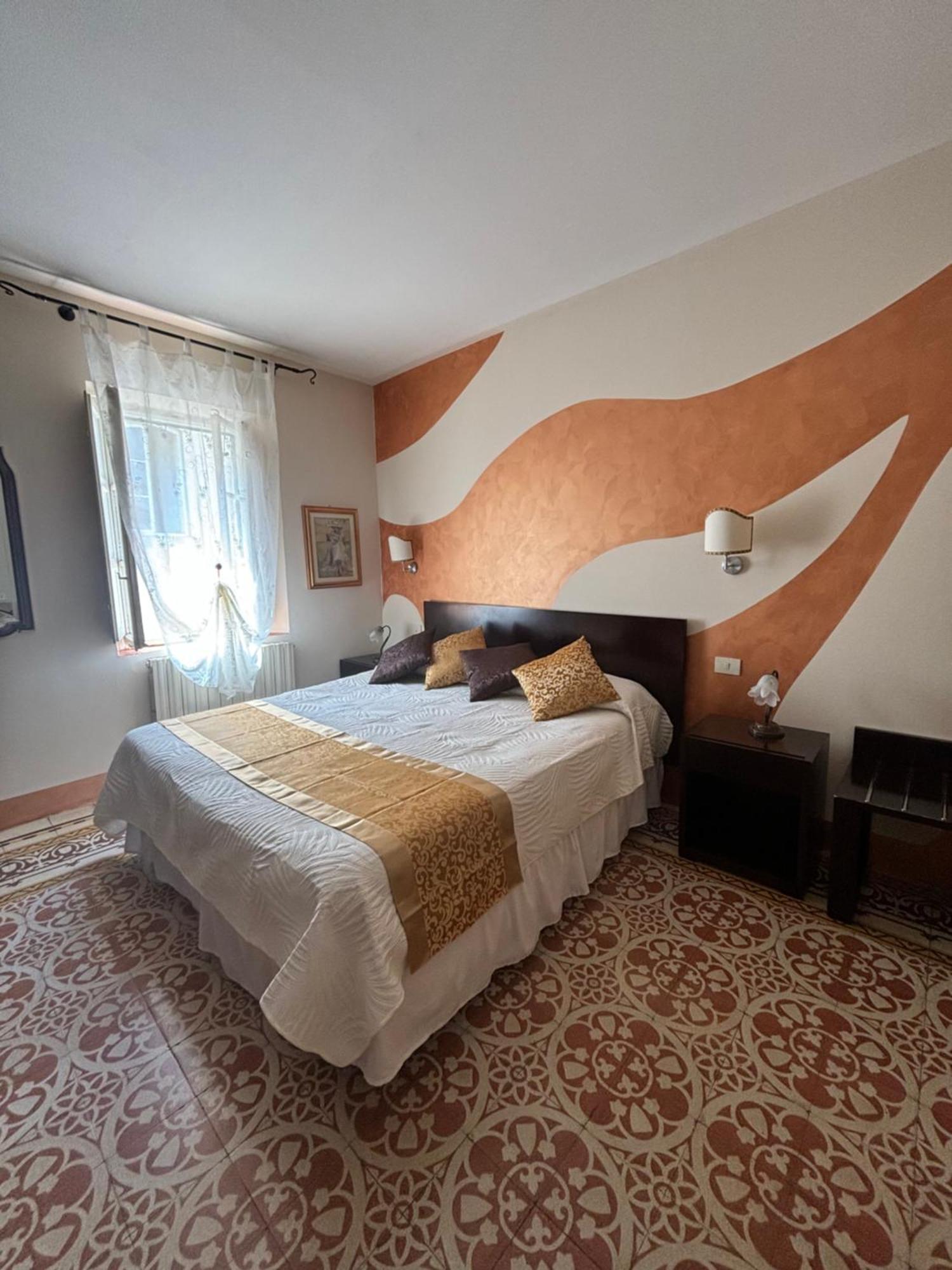 Antica Residenza Santa Chiara -City Center ลุคคา ภายนอก รูปภาพ