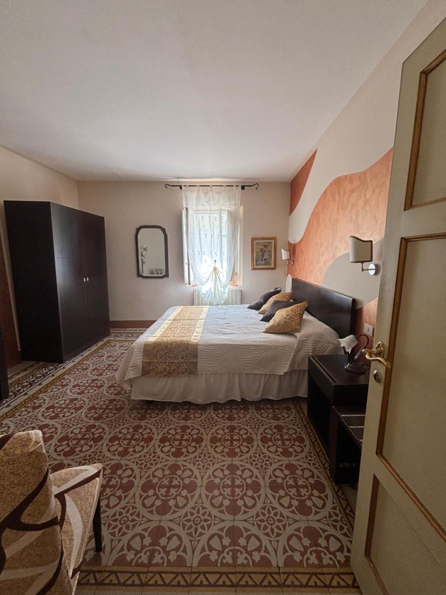 Antica Residenza Santa Chiara -City Center ลุคคา ภายนอก รูปภาพ