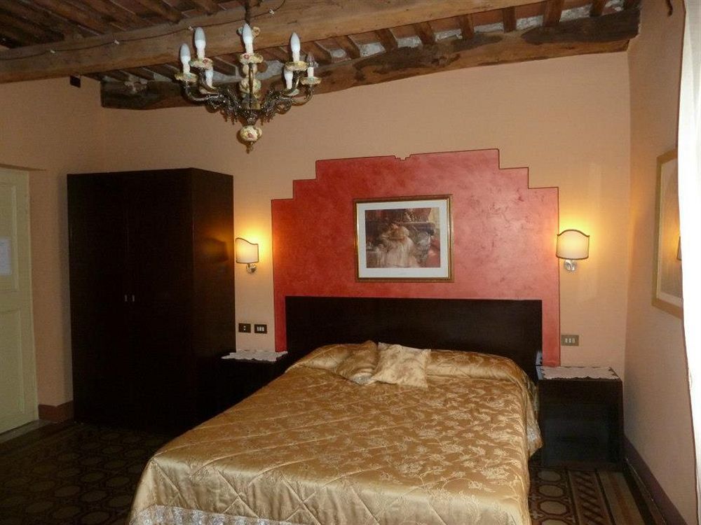 Antica Residenza Santa Chiara -City Center ลุคคา ภายนอก รูปภาพ