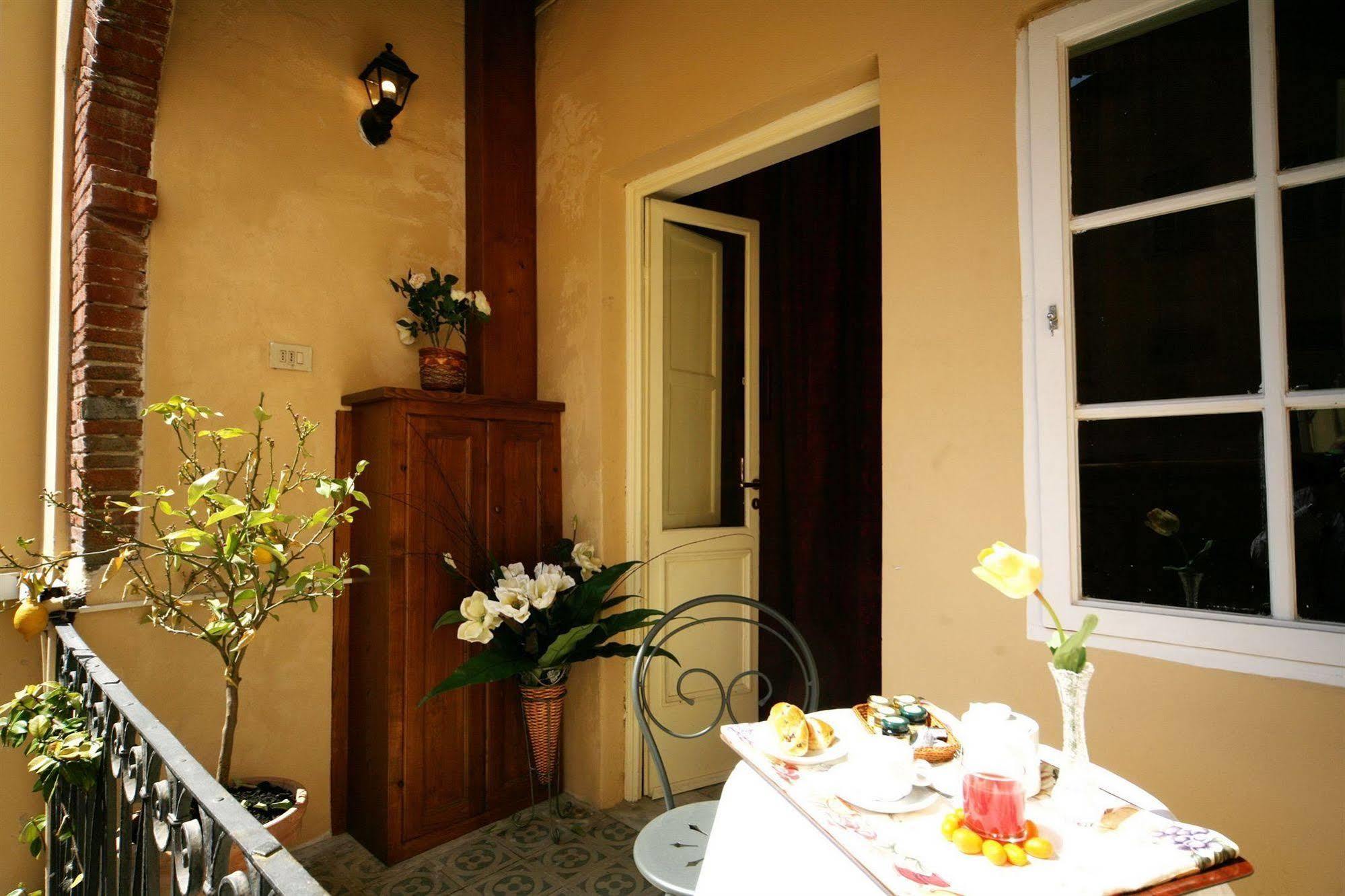 Antica Residenza Santa Chiara -City Center ลุคคา ภายนอก รูปภาพ